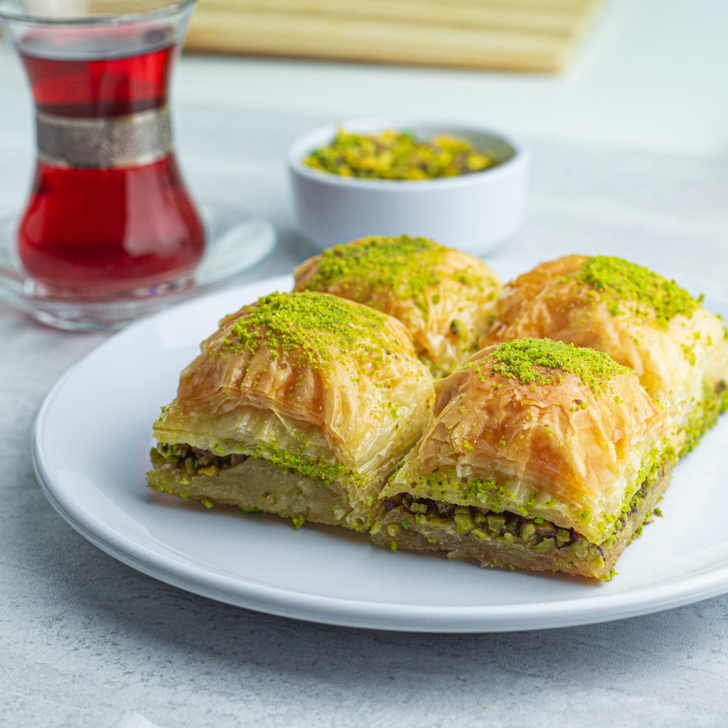 Leckere Baklava gefüllt mit Pistazien und dazu ein Glas schwarzen Tee.