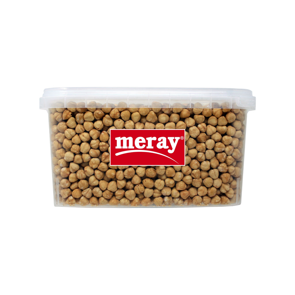 Eine 2,5kg meray Snackbox mit gerösteten Haselnusskernen. Die Haselnüsse kommen in einem wiederverschließbaren Plastik Container der mit einem Griff ausgestattet ist.