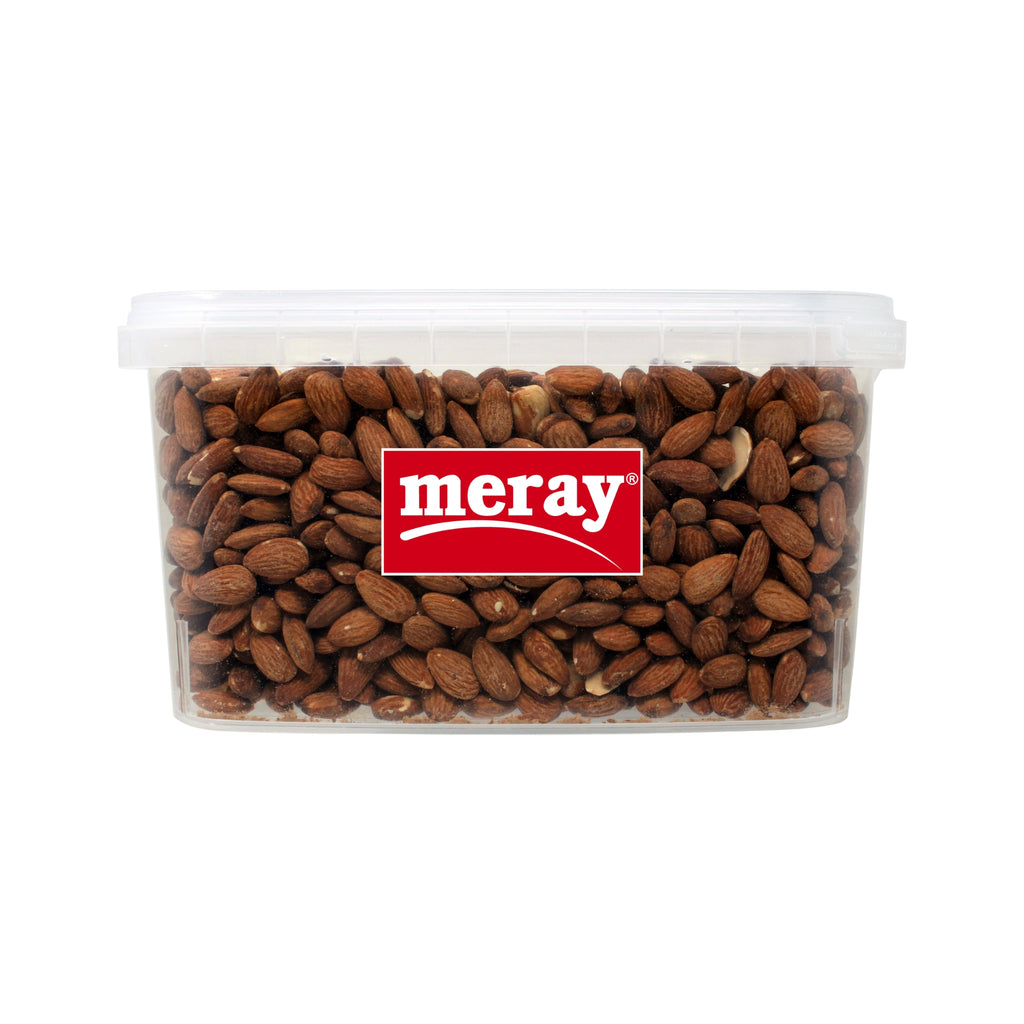 Eine 2,5kg meray Snackbox mit gerösteten & gesalzenen Mandelkernen. Die Mandeln kommen in einem wiederverschließbaren Plastik Container der mit einem Griff ausgestattet ist.