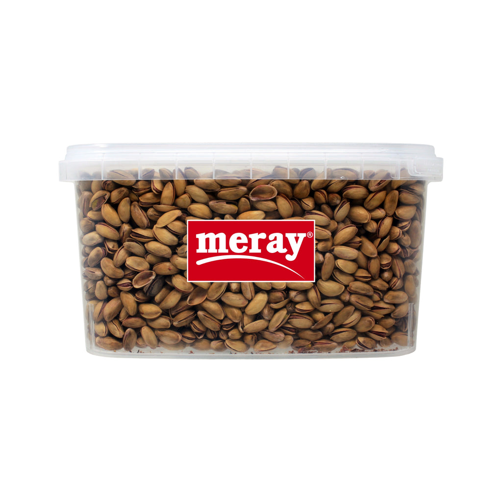 Eine 2,5kg meray Snackbox mit gerösteten & gesalzenen Pistazien. Die Pistazien kommen in einem wiederverschließbaren Plastik Container der mit einem Griff ausgestattet ist.