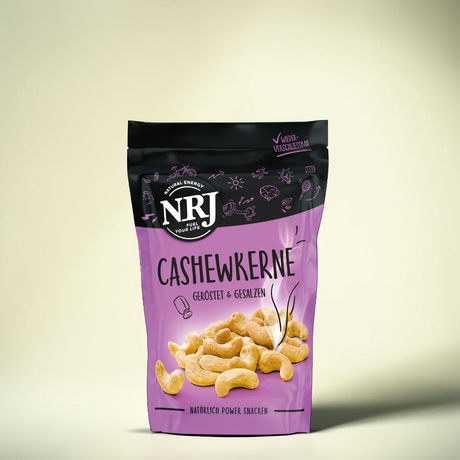 Eine wiederverschließbare lila Packung Cashewkerne von NRJ