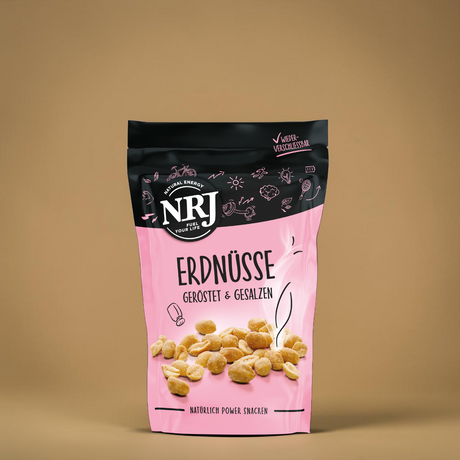 Ein pinker wiederverchließbarer Beutel NRJ Ednüsse, geröstet und gesalzen. 