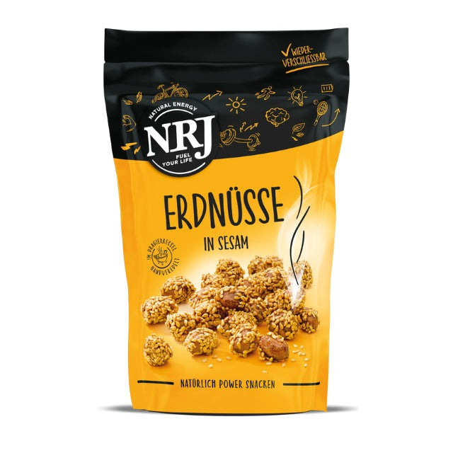 Erdnusskerne mit Sesam umhüllt von NRJ. In einem orangenen wiederverschließbaren Beutel