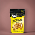 Macadamia Nüsse mit Sesam umhüllt von NRJ. In einem gelben wiederverschließbaren Beutel