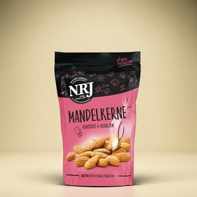 eine wiederverschließbare rosa Packung NRJ Mandelkerne. Geröstet und gesalzen