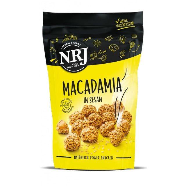 Macadamia Nüsse mit Sesam umhüllt von NRJ. In einem gelben wiederverschließbaren Beutel
