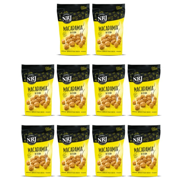 Macadamia Nüsse mit Sesam umhüllt von NRJ. In einem gelben wiederverschließbaren Beutel im 10er Pack