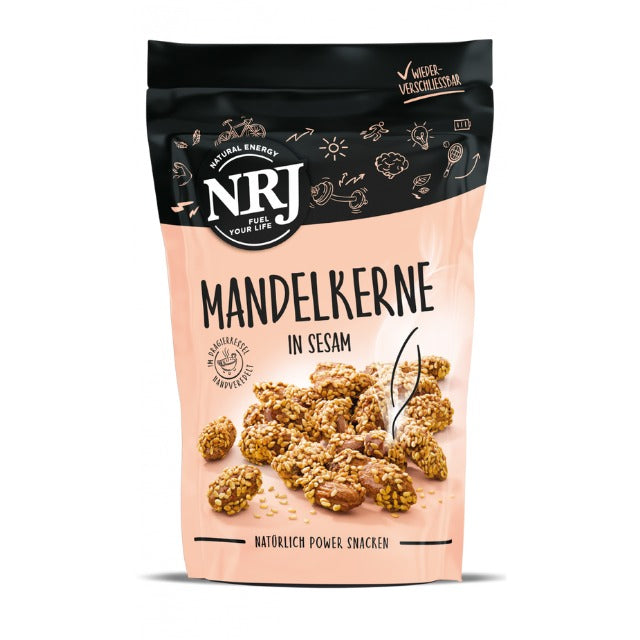 Mandelkerne mit Sesam umhüllt von NRJ. In einem beigen wiederverschließbaren Beutel