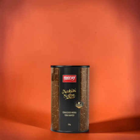 Zylindrische braune Verpackung mit Plastik Deckel. Beinhaltet 250g gemahlenen türkischen Mokka Kaffee von meray